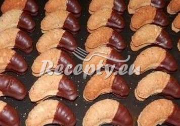 Ořechové rohlíčky se špičkami v čokoládě